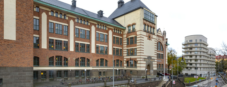 Skolbyggnad i tegel, foto.