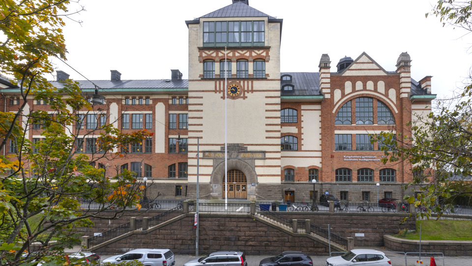 Fasad, skolbyggnad i tegel, foto.