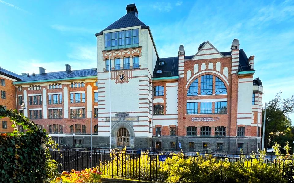 Skolbyggnad i tegel.